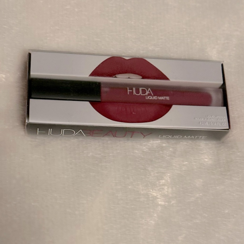 HUDA BEAUTY Liquid Matte Ultra-Comfort Transfer-Proof Lipstick in Trophy Wife